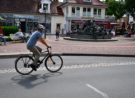 Jungbrunnen Bad Harzburg mit Fahrradfahrendem