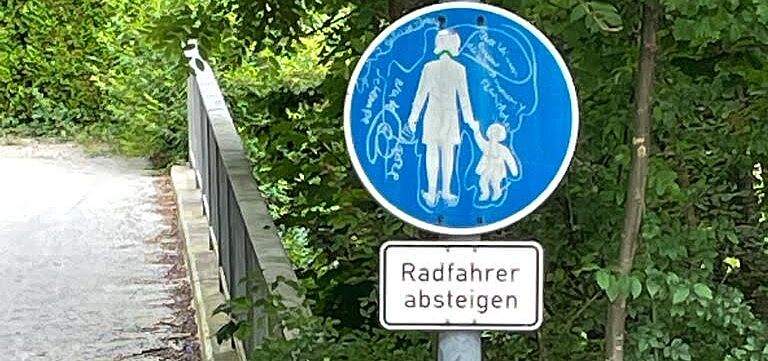 Fußgängerbrücke - Radfahrer absteigen!