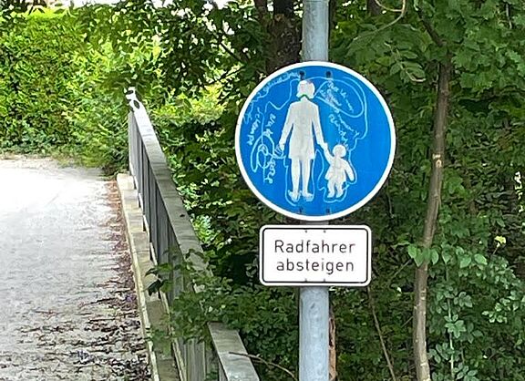 Fußgängerbrücke- Radfahrer absteigen! Fußgängerbrücke - Radfahrer absteigen!