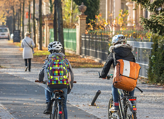 Gemeinsam mit dem Rad zur Schule. Gemeinsam mit dem Rad zur Schule.