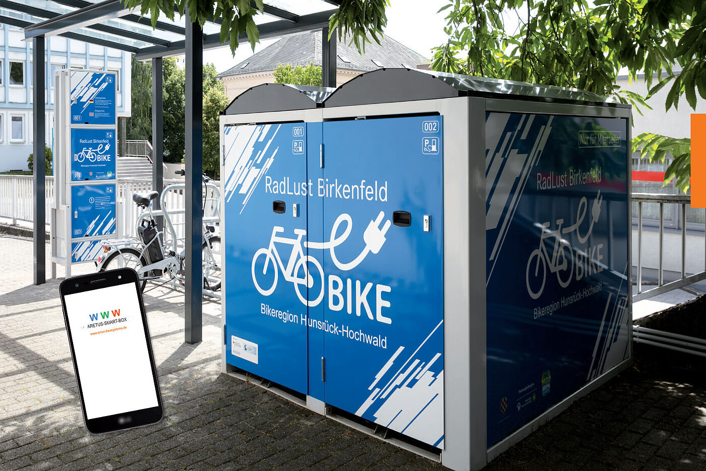 Fahrradbox ARETUS mit Energiesäule Fahrradbox ARETUS mit Energiesäule von Orion Bausysteme